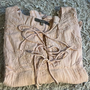 Blus - En jättefin blus i jättefint skick ser beige ut men är rosa