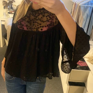 Supersöt blus den zara - Knappt använd, jättefin💓