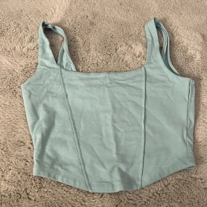 Grön topp - En grön topp, köpt på Gina används en gång. Det finns en liten rosa ish prick på framsidan som knappt är synlig. Köpt för 100-150 ish