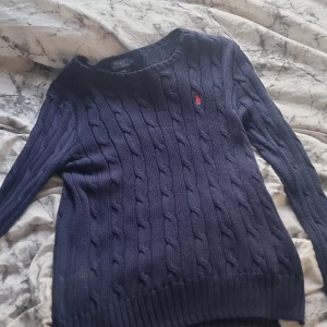 Stickad polo tröja  - Den är förstro för mig 