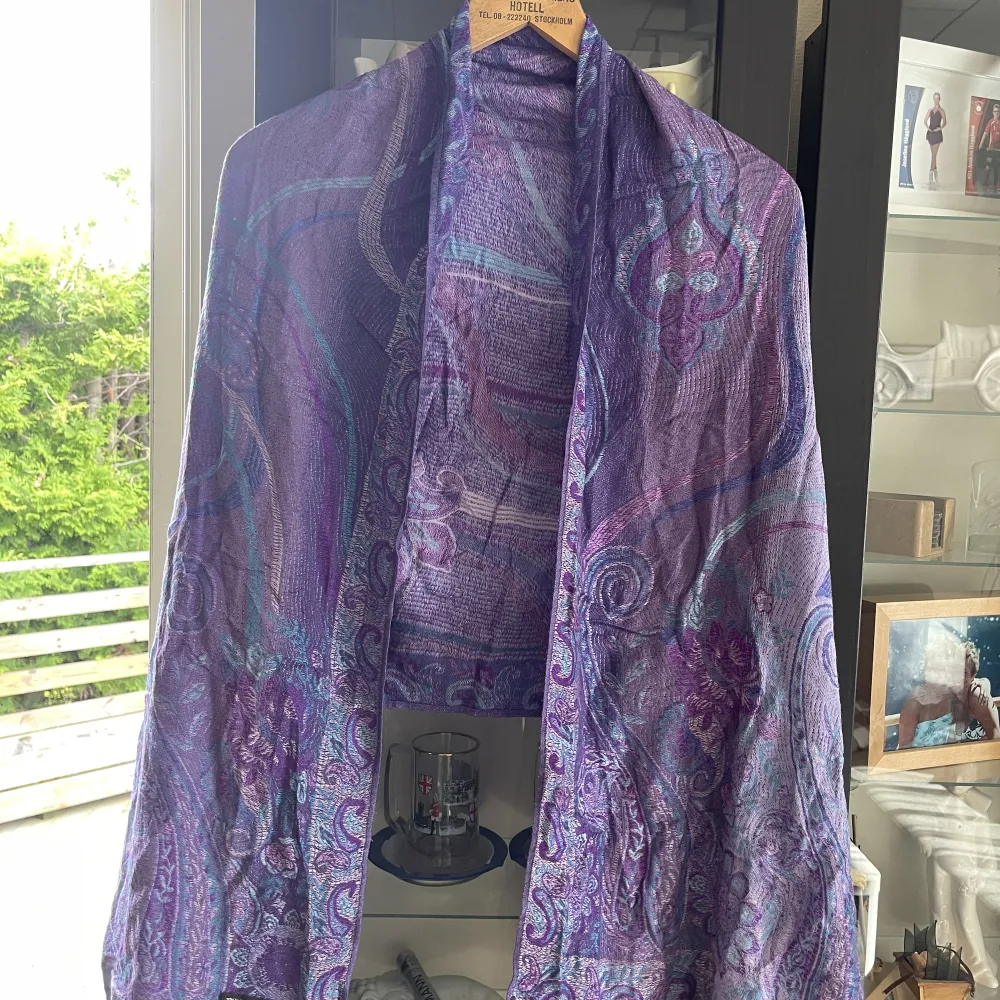 One size purple shawl. Övrigt.