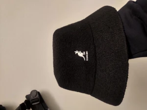 Kangol  fisk hat  - Hej! Bilden är slarvigt tagen önska du bättre bild bara om. Skick på kläderna är bra använder,, många av de sällan.