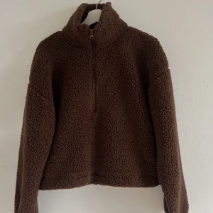 Teddy jacka /tröja brun S  - Teddy jacka från bikbok  Storlek s  Fint skick , går att spänna åt längst ner 