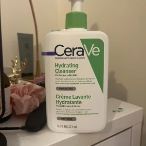 Cerave - Säljer min cerave inte så mycket använd då den inte passade min hud❤️den är jätte skön på huden den bara smälter 473 ml köptes för runt 140🌸där strecket är så mycket är det kvar🥰