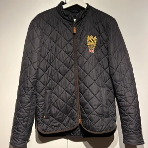 Morris Jacka - Säljer nu min Morris jacka då den blivit för liten. Köpt på Care of Carl. Fint skick och inga defekter på jackan, använd enstaka gånger. St S Nypris 1999 