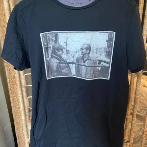 Limtato tshirt - Tja! Säljer en snygg Limitato T-shirt i fint skick! Cond: 8,5/10. Kvitto finns med tycärr ingen box. Storlek M. Nypris ligger runt 2000 men jag säljer för endast 449kr. Hör av dig om du har några frågor!
