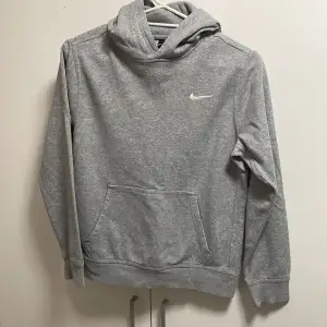 En grå Nike tröja, bra skick använd från 5-10