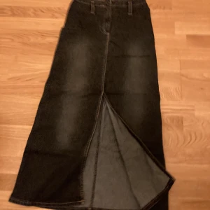 Lång jeanskjol - Begagnad jeans kjol med slits fram. Skriv om du är intresserad eller har frågor!