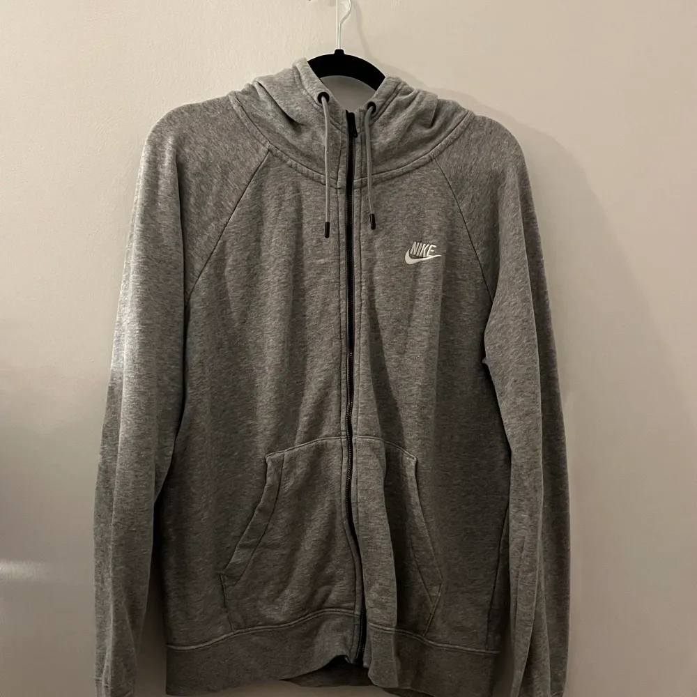 Nike hoodie som blivit för liten, liten i stoleken. Fick den för två år sedan sparsamt använd och inga defekter🤗. Hoodies.