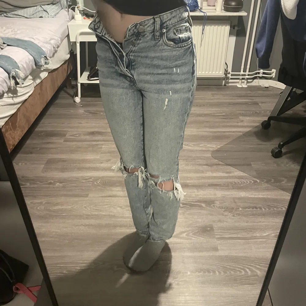 ljusa slitna jeans från h&m, använde ca 1 år sedan, men nu passsar dom ej mig längre. är 162cm och slriv om du undrar något, använder köp nu❤️. Jeans & Byxor.