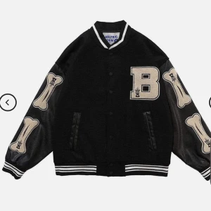 Varsity jacka  - Säljer min snygga varsity jacka från Aelfric Eden. Köpte den för ca 2 år sedan men har bara använt den ett fåtal ggr, därför har jag valt att sälja den. Köpt för ca 950kr och säljer för 450kr plus frakt. Skriv vid frågor, intresse eller för fler bilder❤️❤️