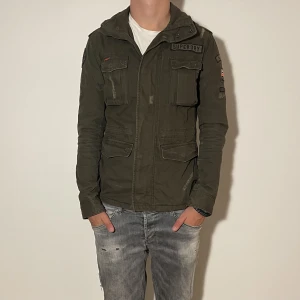 Superdry Field Jacket  - Superdry Field jacket- storlek S - varan är i fint skick men tecken på användning finns- modellen på två första bilderna är 188cm och 83kg och sista bilden är modellen 173 och 65kg - vid frågor eller funderingar är det bara att skriva!