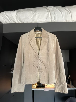 Supersnygg mockajacka - Underbar mockajacka med knytning! Köpt vintage men är som ny. Storlek M men passar S lika bra. 