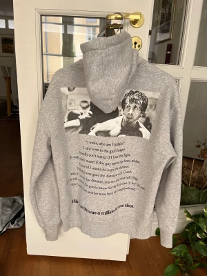 Hoodie - Grå snygg hoodie från pull & bear köpt i Dubai. Knappt använd. Snyggt tryck.