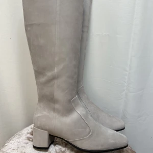 Ecco stövlar  - Gråa Ecco skor i storlek 39. Nypris är ungefär 2400. Helt nya och utan defekter. 