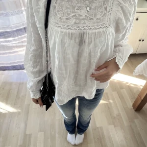 Zara blus - Jättefin blus från zara helt oanvänd (lånade bilder)