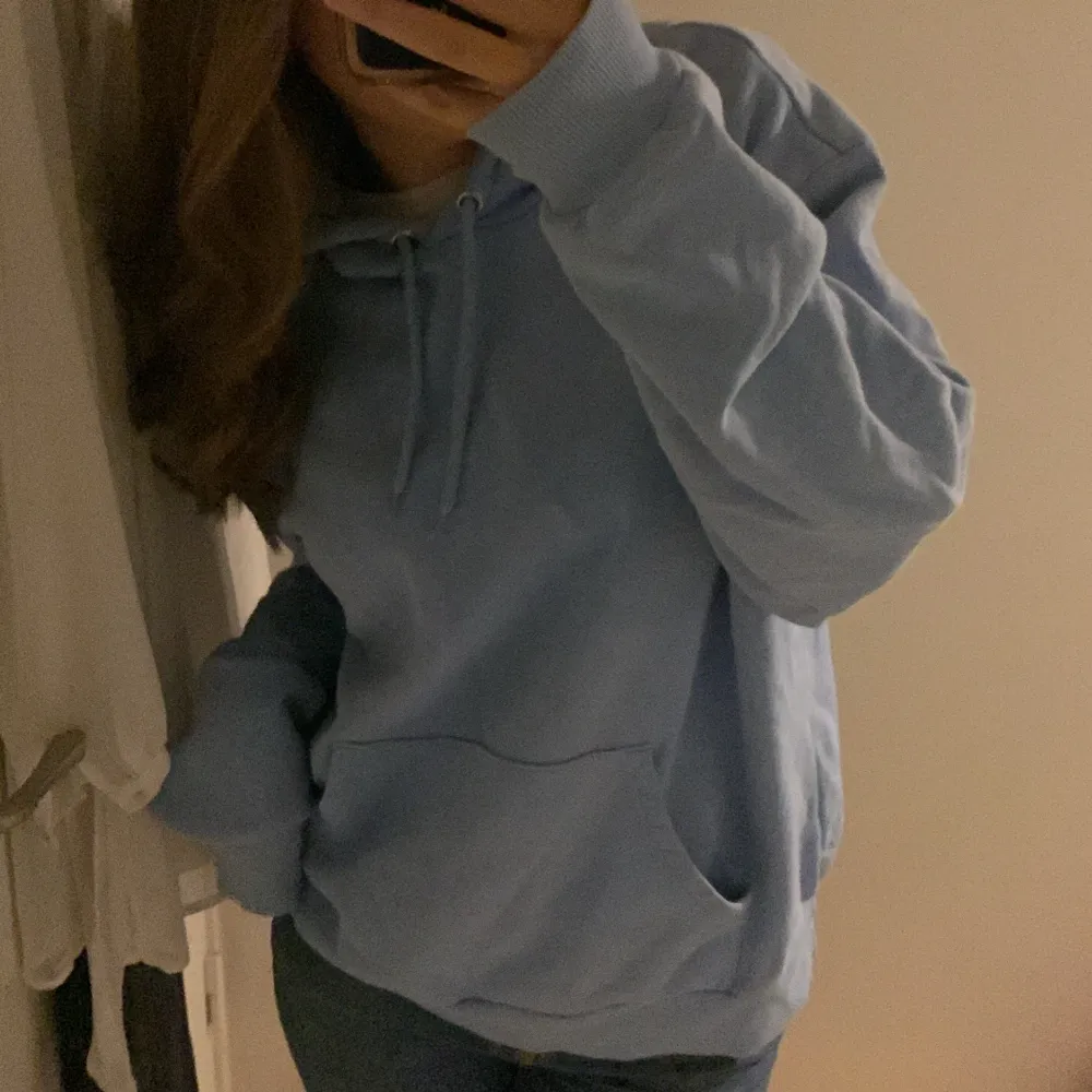 Säljer min blåa hoodie av anledningen av att den inte kommer till användning! Den är i fint skick 💞. Hoodies.
