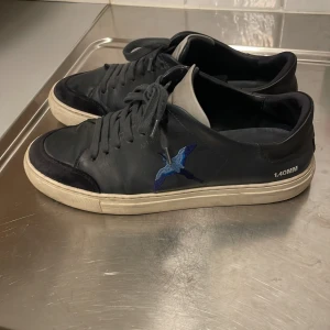 Axel arigato  - Säljer nu mina Axel arigato clean 90 eftersom att de är för små. De är ej tvättade på bilden, kan tvätta dem innan jag skickar. Låda följer också med