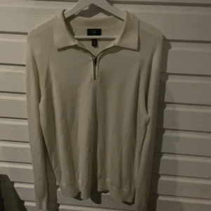 Vit halfzip - Säljer vit halfzip i ny skick. Nypris 300. Storlek M men passar även S. Hör av er om ni har några frågor🙌🏻