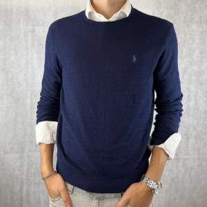 Galet snygg pullover från Ralph lauren i linneblandning! Modellen på bilden är 184 och bär M. Tröjan är i gott skick. Skriv gärna vid frågor eller funderingar 