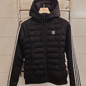 Adidas jacka dam - Adidas jacka i storlek S till dam.  Snygg & varm jacka i mycket bra skick. 