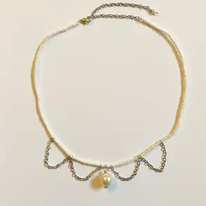 Ett super fint halsband med pärla och kedjor 😊 -handgjort och oanvänt- 