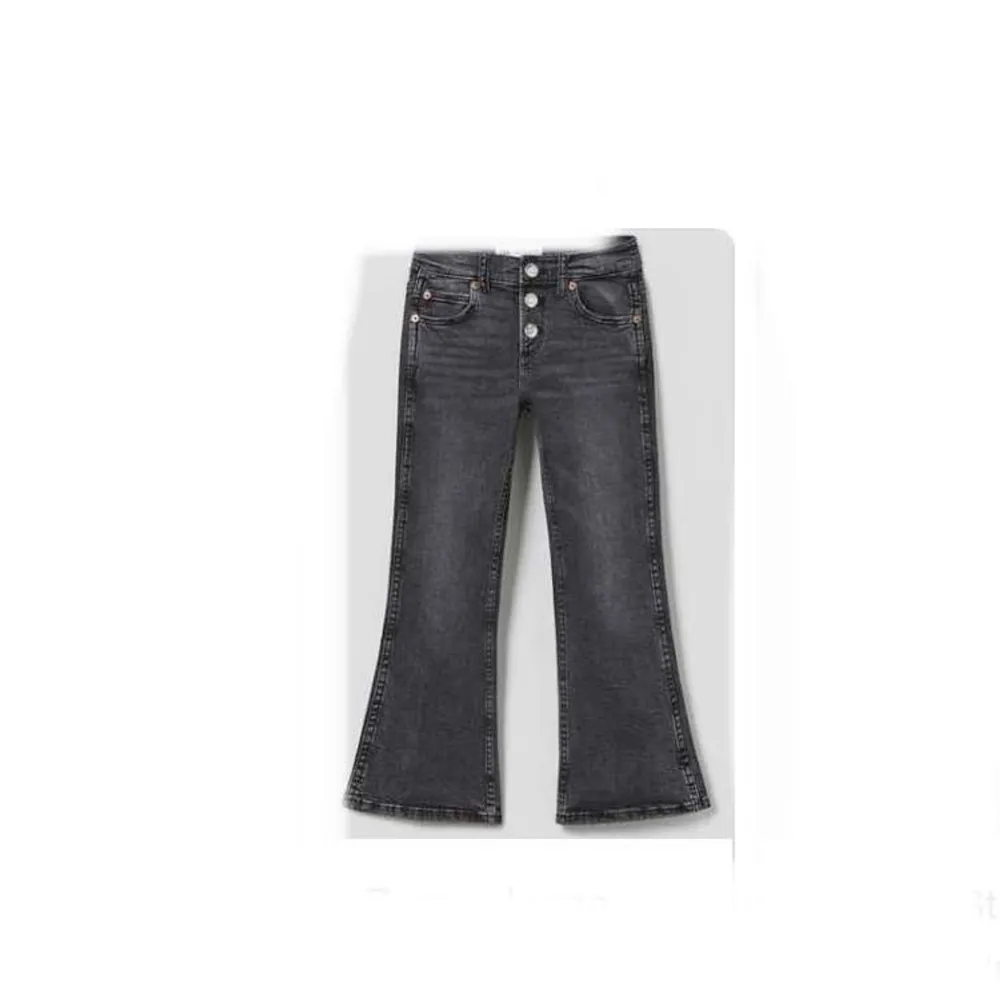 Säljer mina zara jeans då de inte kommer till så mycket användning längre! Slutsålda på zara. St 1,64 ich❤️ kp för mer bilder!. Jeans & Byxor.