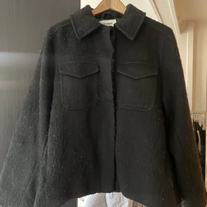 Svart höstjacka - Svart ”hårig” höstjacka från weekday. Storlek M