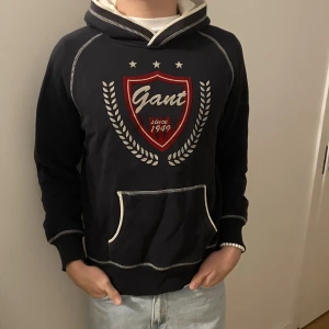 Old School Gant Hoodie - En fin Old School hoodie från Gant i jättebra skick. Storlek S men funkar också som M. 