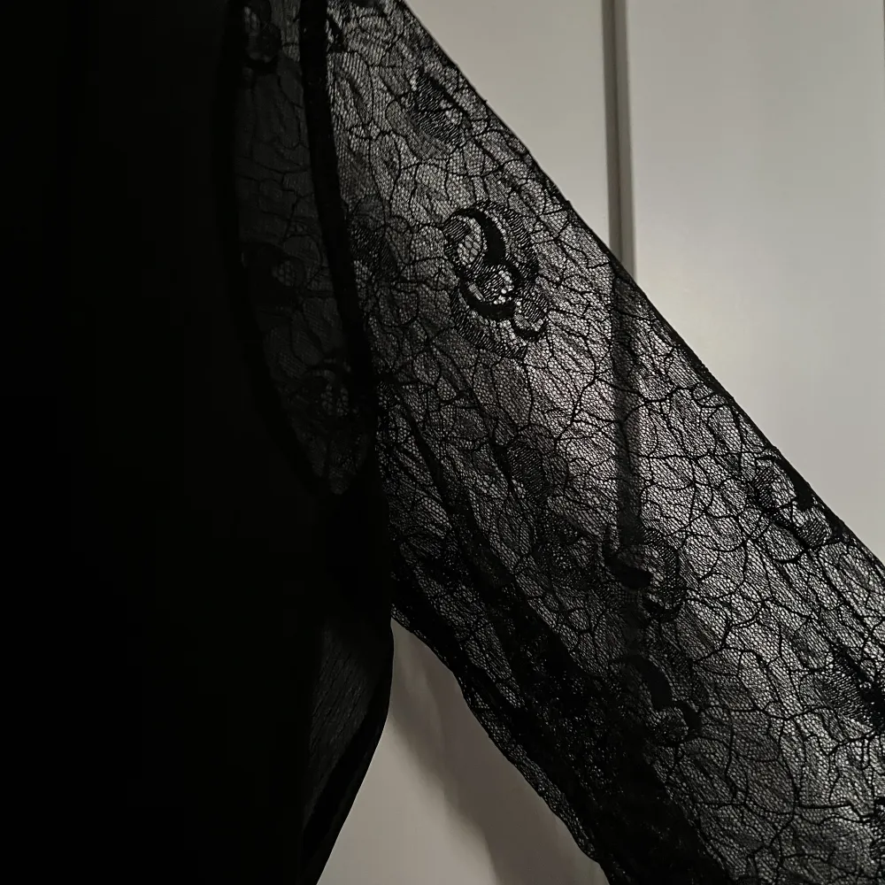 En superfin blus/klänning från zara i storlek M! Själva klänning är rätt genomskinlig men den kommer med en svart linne insydd. Det syns inte så bra på bilden men den går även att knyta högst upp!!. Blusar.