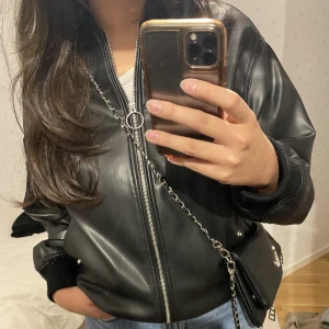 Skinnjacka - Oversized skinnjacka/bomberjacka i läderimitation från Bershka i storlek XS/S, passar mig som brukar ha S/M, 38. Använd 2-3 gånger Hör av dig vid fler frågor :)