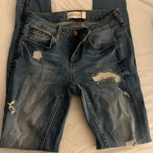 Ett par lågmidjade jeans i modellen ”skinny” som jag fått av min mamma för länge sen, men står att de är köpta på Gina tricot. Storlek 26/32 men skulle mer säga att de sitter som en 24/32❣️