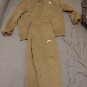 Nike tracksuit  - Hej! Bilden är slarvigt tagen önska du bättre bild bara om. Skick på kläderna är bra använder,, många av de sällan.