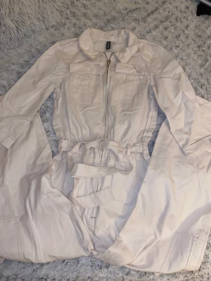 Beige jumpsuit - Oanvänd jumpsuit felfri