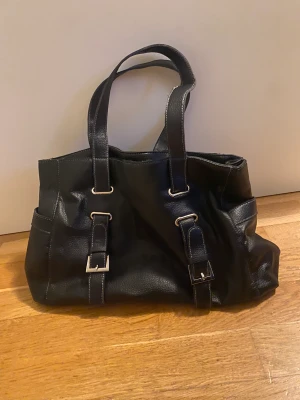 Svart axelväska - Superfin svart axelväska köpt på second hand. Jag har bara använt den en gång och den är jättebra skick 💗