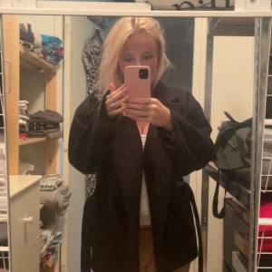 Kappa  - Säljer min svarta kappa från Missay (finns bara i butik i Göteborg tror jag!) Jag har knappt användt den så den är i bra skick, vill bara så sålt den så att jag kan köpa en ny. Tveka inte på att höra av dig vid intresse eller frågor. Köpt för 299. 