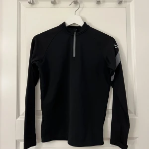 Nike Träningströja - Junior - Träningslångärmad med fleece matrial inuti - Bra skick, använd fåtal gånger