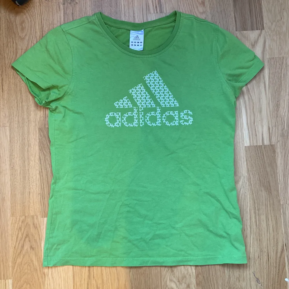Grön t-shirt med adidas tryck på framsidan, skulle säga att den är ca storlek S/M. T-shirts.