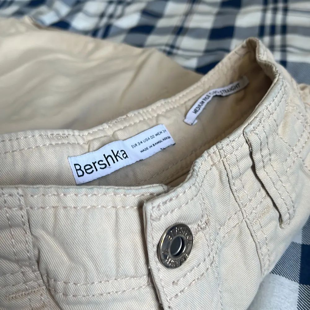 Super fina cargo byxor från Bershka i bra skick, säljer pga att dem blivit för små💕. Jeans & Byxor.