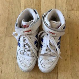Adidas Forum blåa - Forum blåa, välanvända men absolut inte trasiga. Går att tvätta bort smutsen så blir de som nya. Alla defekter syns i bilden. Säljer då jag behöver mer plats i garderoben😊😊
