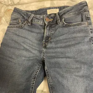 Mörkblåa lågmidjade jeans från Lindex🤍Strl 152. Använda cirka 3 ggr. Köptes för 349kr och säljer för 150.