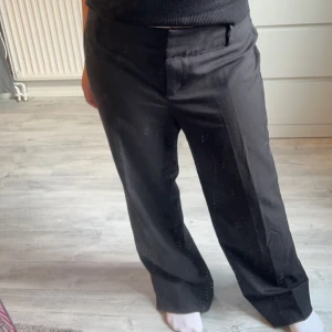 Kostymbyxor  - Säljer mina lågmidjade kostymbyxor från monki för att dom är första, det är storlek 42 men har sytt in midjan så skulle säga 40/38