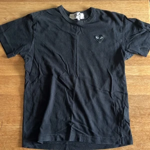 Märkes t-shirts - 3 märkes tishor som är köpta på NK. Har inte användning av de längre då de e för små. Märken: comme dra garcons och Kenzo. Den gråa och svarta är i storlek S. Den vita i storlek M. De är i bra skick, kenzon har endast ett mini hål i armhålan. Men syns ej.
