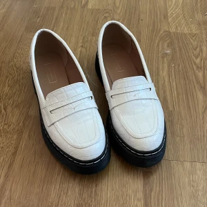 loafers - köpte dessa från sellpy, använda en gång av mig på halloween. säljer för de var för stora för mig om jag inte har dubbla tjocksockar😅storlek 38. pris 125kr plus frakt, men pris kan självklart diskuteras💕