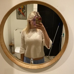 Stickad trekvarts-ärmad tröja från Stockholm LM - En assnygg trekvarts tröja från Stockholm LM, säljer för jag inte använt den så mycket.