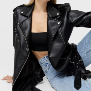 Skinnjacka  - Säljer min helt oanvända skinnjacka från stradivarius! Jackan sitter precis som på modellen men känns inte som min stil vilket är anledningen till att den är oanvänd! Nypris 559kr säljer för 200kr+ frakt❤️