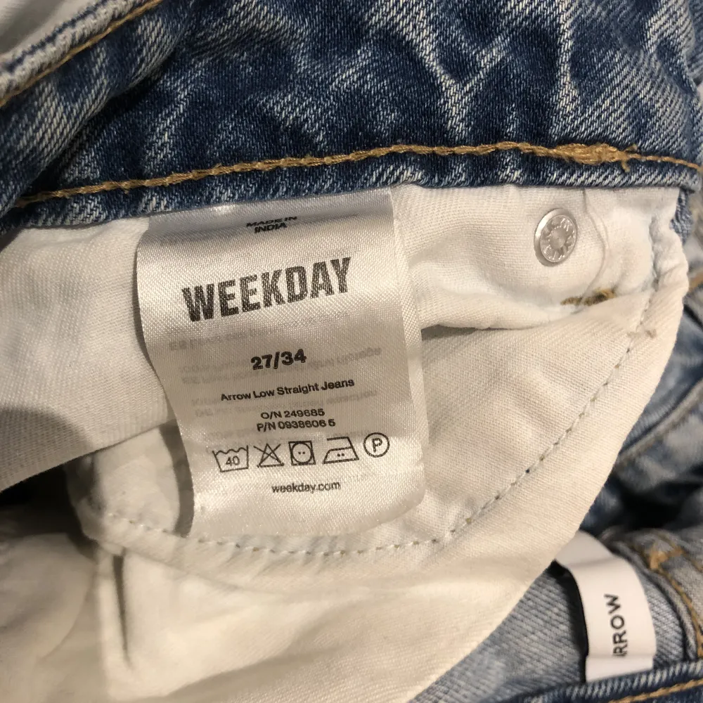 Säljer nu mina jeans från Weekday. Arrow low straight. Fina och inte så jätteanvända💕. Jeans & Byxor.