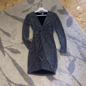 Glitter klänning - Glittrig klänning från H&M i storlek S. Passar s-m och är i fint skick.