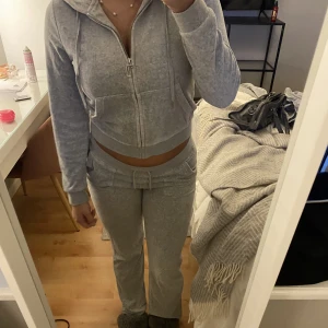 Juciy couture sätt. - Säljer mitt fina juciy couture sätt men båda byxor o tröjan, byxorna är i storlek XS och tröjan är i storlek S, om man vill köpa en enskilt får man höra av sig 