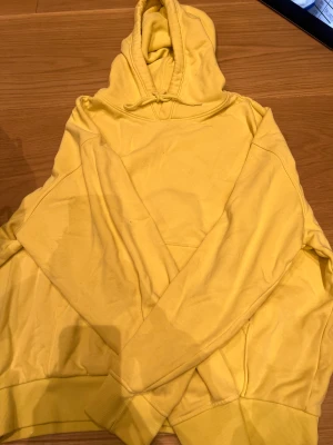 Hoddie - Säljer denna fina gula oversice hoddie från weekday. Köparen står för frakten💕